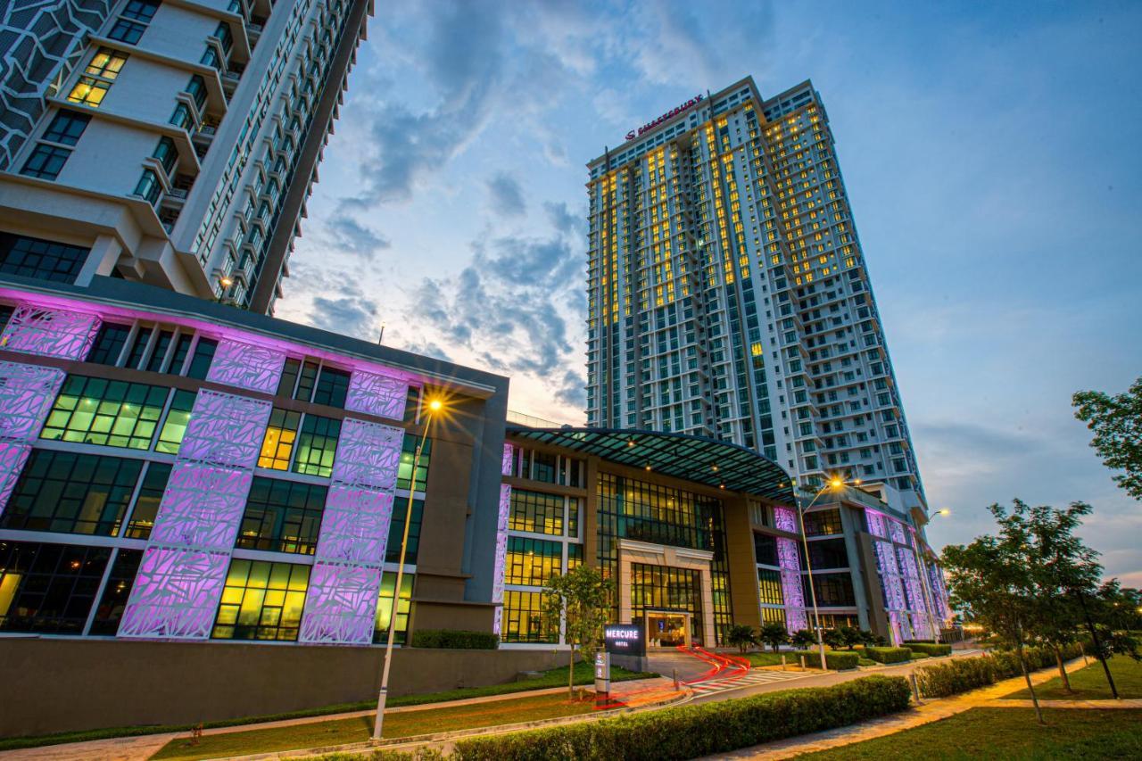 Mercure Living Putrajaya Exterior foto The light and sound show at the main entrance of the complex